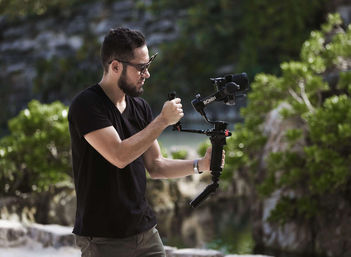 Isaac Rodríguez operando gimbal Isaac Rodríguez operando gimbal en producción audiovisual profesional
