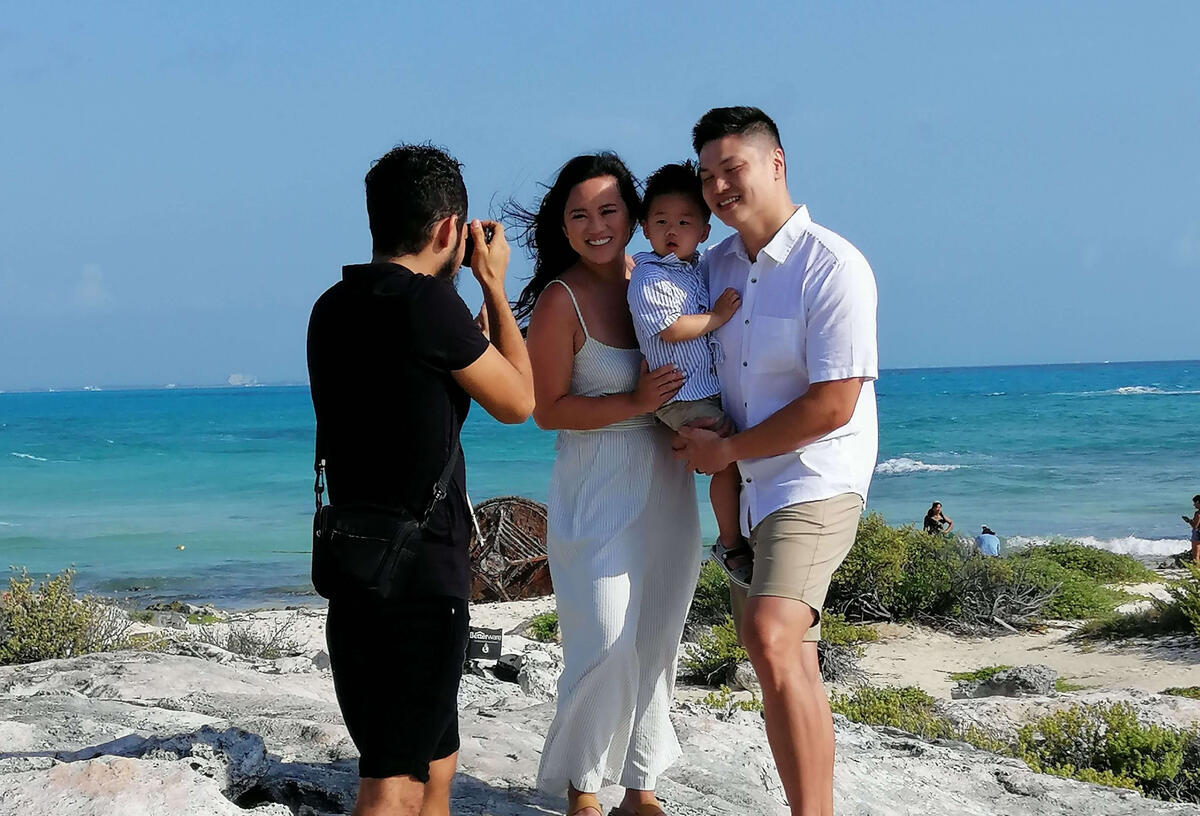 Isaac Rodríguez dirigiendo grabación en resort de lujo en Riviera Maya