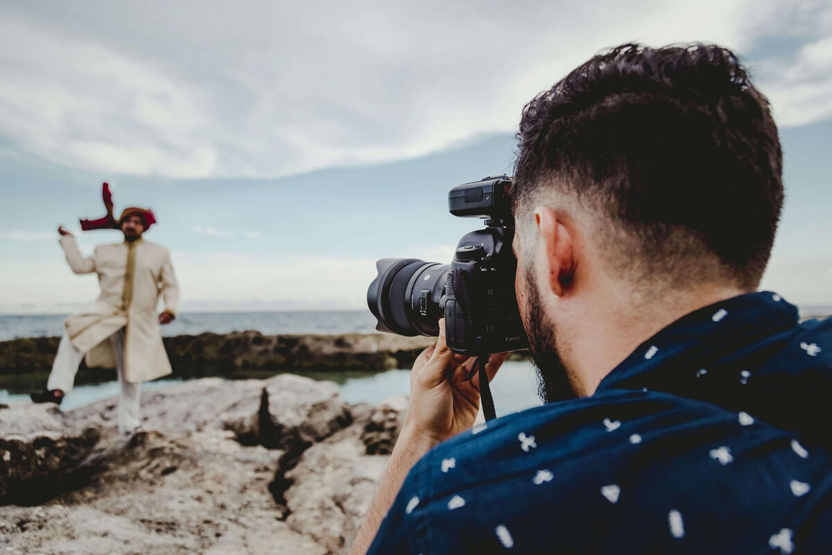 Isaac Rodríguez en set de producción con equipo profesional